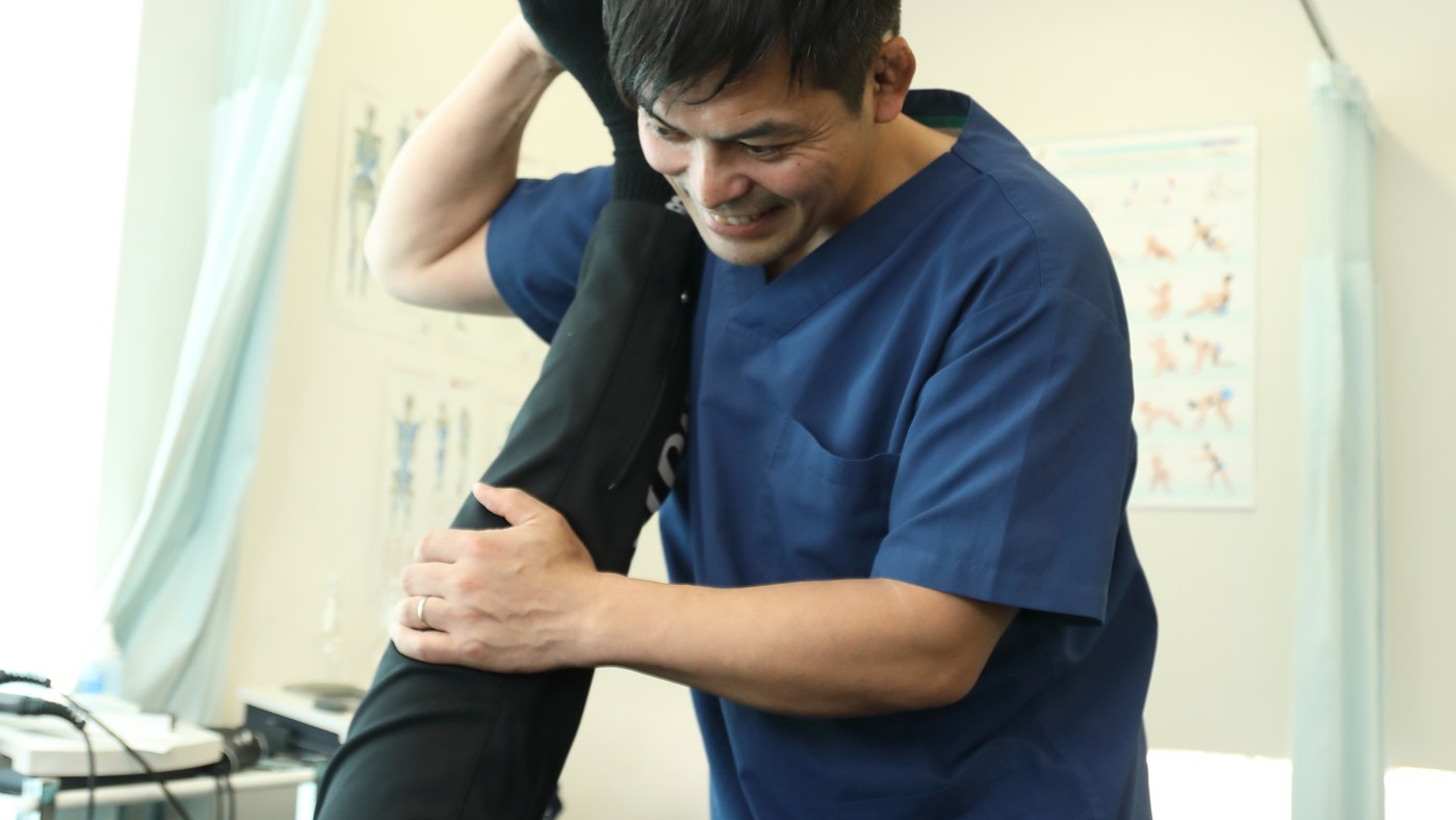 膝まわりの柔軟性を確認しながらリハビリを行う様子