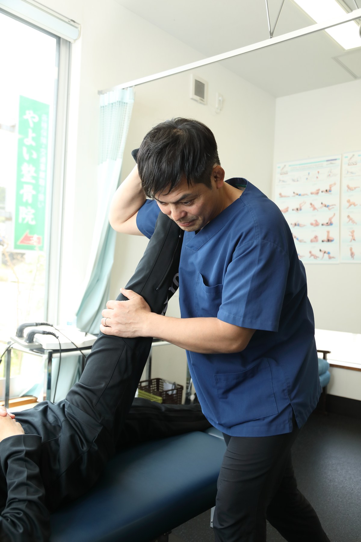 腰まわりのストレッチで動きを確認している様子